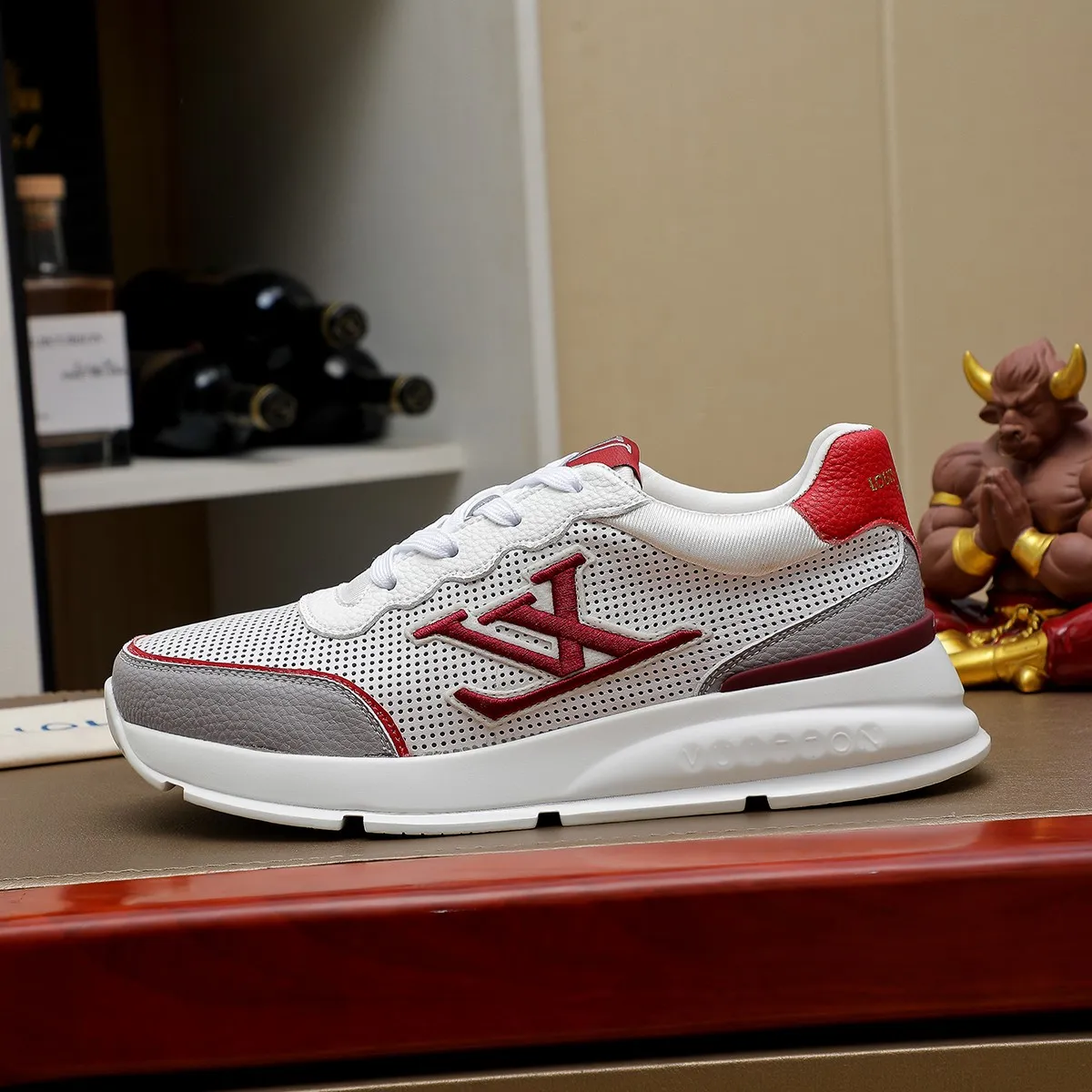 Ex-factory price: 440¥🌹🌹[LV Louis Vuitton] new low-top casual men's shoes. A must-have for fashionable men, new products are released in Hong Kong counters [strong], big-name style, European and American masters strongly create unique styles, comfortable on the feet, super soft outsole, super wear-resistant. Gives people a strong visual impact. Material: imported first-layer cowhide leather upper ➕rubber non-slip outsole, rubber graphics matching, 38 to 44